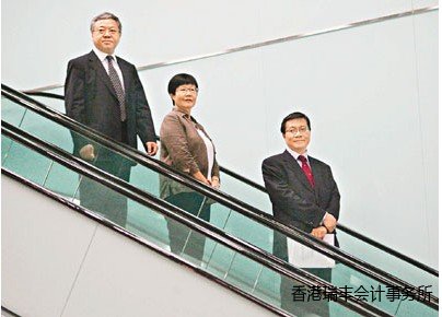香港海事處制度改革督導委員會5月21日首次會議，張炳良(右)<a href=