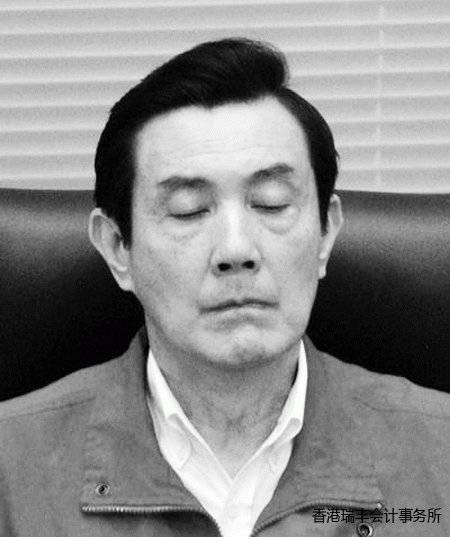20日是馬英九連任一周年紀念日，當天他趕赴臺灣災害中心視察。不過，他在聽取簡報時打起瞌睡。馬英九發(fā)言人李佳霏好心寫字條提醒，卻被媒體拍個正著。