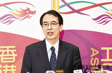 香港公務(wù)員事務(wù)局局長(zhǎng)鄧國(guó)威6月4日下午代表港府公佈公務(wù)員加薪方案。來(lái)源 香港《文匯報(bào)》