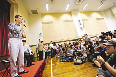 特首梁振英與食衛(wèi)局局長高永文到深水埗區(qū)聽取市民意見